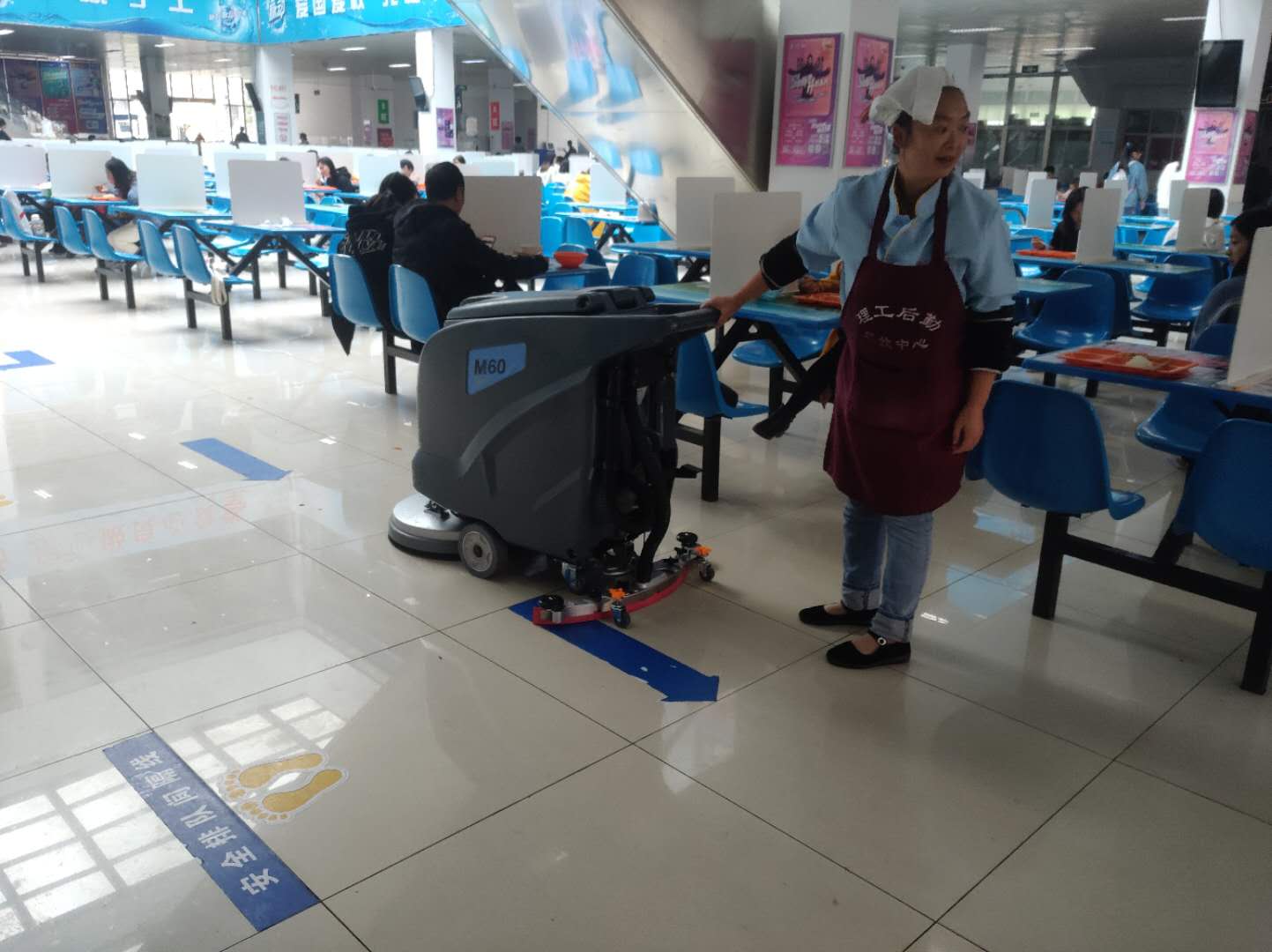 成都理工大学食堂清洁选择了宏雯公司手推式洗地机
